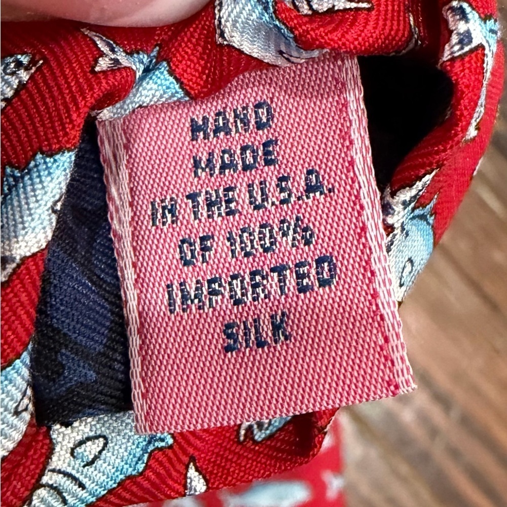 Vineyard Vines Fish Marine Life Men’s 100% Importer Silk Neck Tie Hand Made USA - Picture 5 of 5